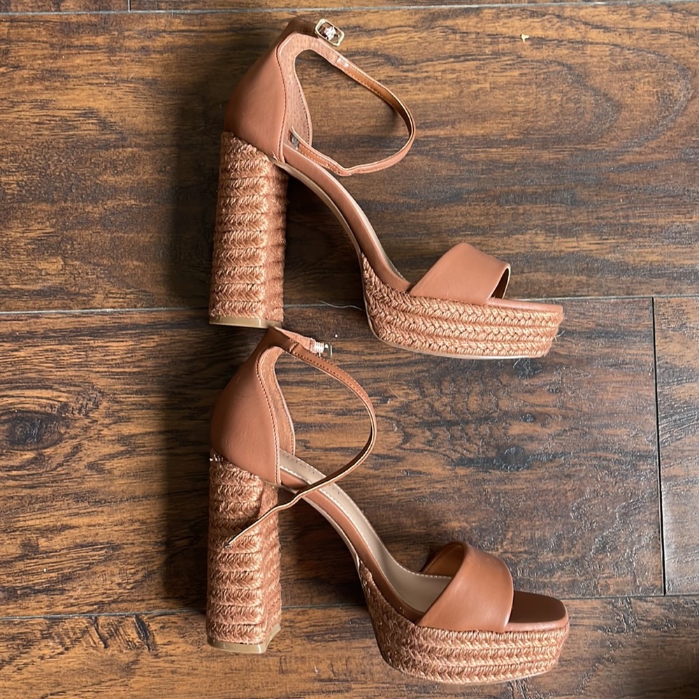 Steve Madden heels. Never worn! Size 7.5. Great for summer - Picture 3 of 3